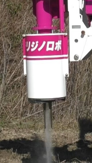 30秒で苗投入できる 植栽装置「テリジノロボ」 松本システム